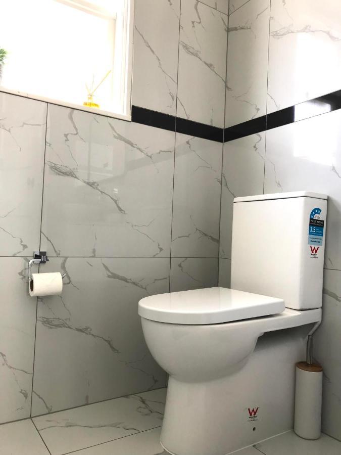 Bright & Comfy Stay In Newly Renovated Home With Parking Auckland Bagian luar foto