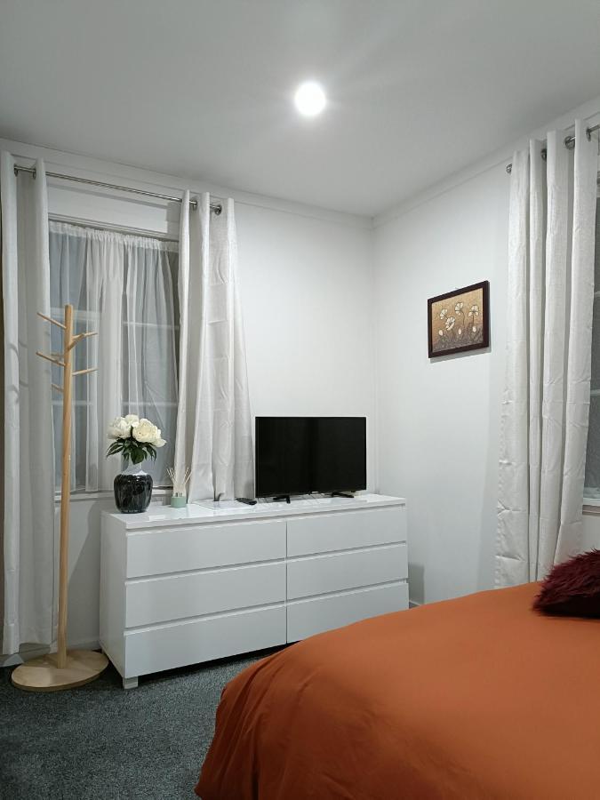 Bright & Comfy Stay In Newly Renovated Home With Parking Auckland Bagian luar foto