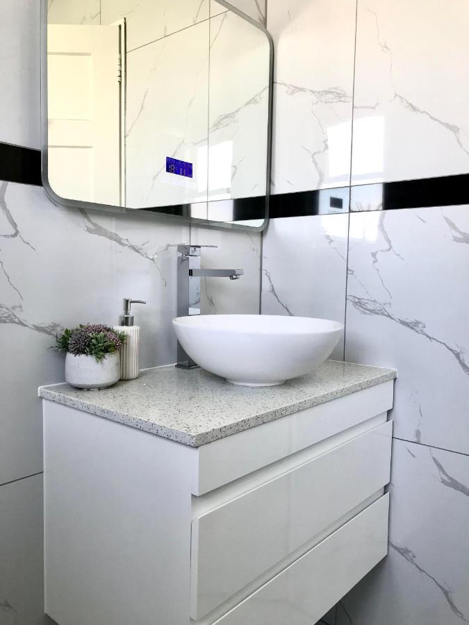 Bright & Comfy Stay In Newly Renovated Home With Parking Auckland Bagian luar foto