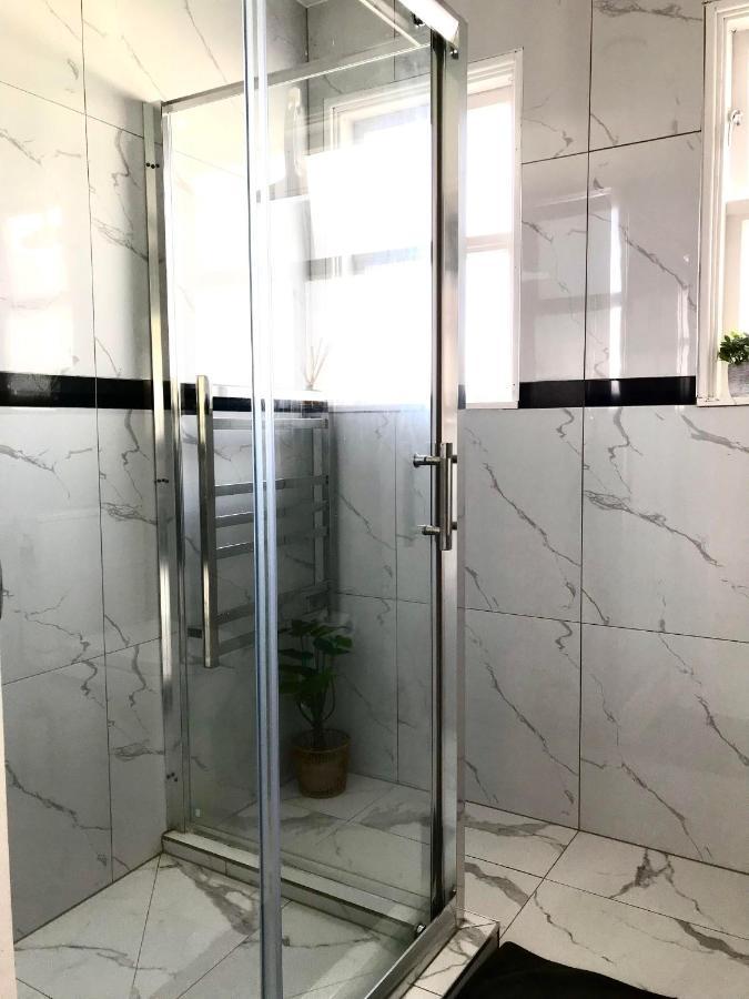 Bright & Comfy Stay In Newly Renovated Home With Parking Auckland Bagian luar foto