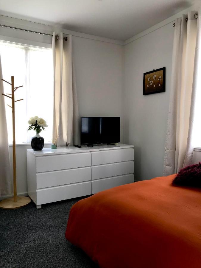 Bright & Comfy Stay In Newly Renovated Home With Parking Auckland Bagian luar foto